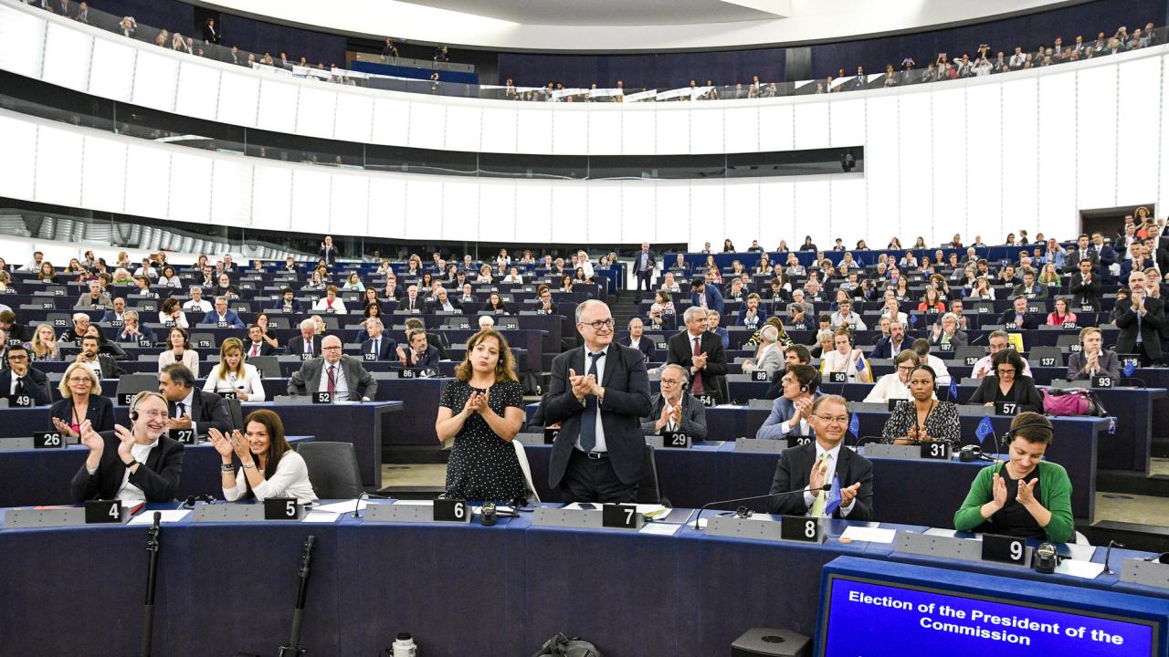EU-parlamentariker gratulerar Ursula von der Leyen till posten som nästa ordförande i EU-kommissionen. 