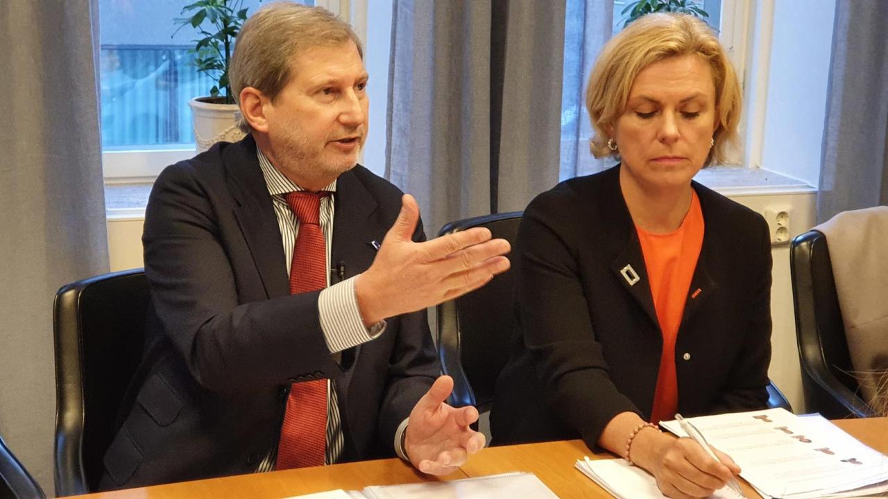 EU:s budgetkommissionär Johannes Hahn vill att Sverige visar större solidaritet med fattigare EU-länder och betalar en högre EU-avgift jämfört med idag. 