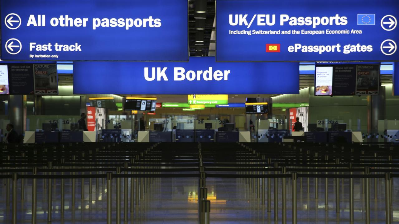 Det väntas ta längre tid för britter att resa in i EU och EU-medborgare att resa in i Storbritannien vid ett avtalslöst brexit. Arkivbild.