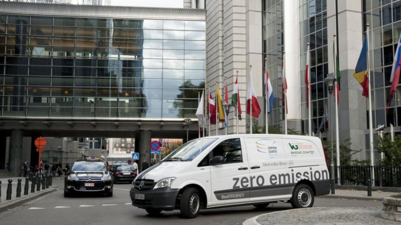 Elbil utanför EU-parlamentet i Bryssel. Arkivbild.