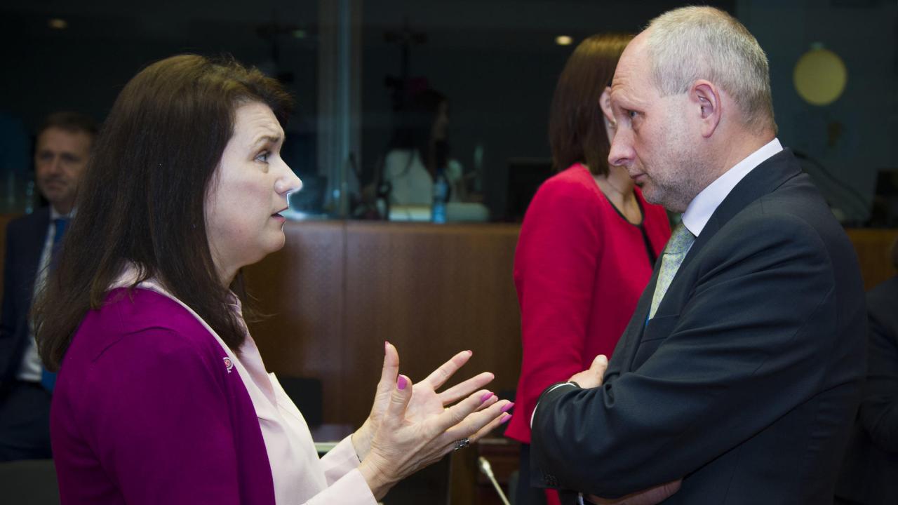 Sveriges EU-minister Ann Linde (S) i samtal med Estlands ständige representant Matti Maasikas på ministerrådsmöte i Bryssel 22 maj 2017. Arkivbild.