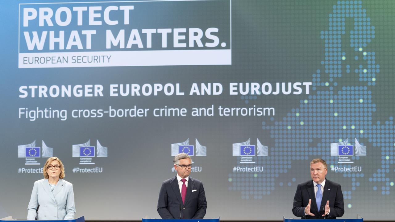 EU:s säkerhetskommissionär Henna Virkkunen, inrikeskommissionär Magnus Brunner och justitiekommissionär Michael McGrath.