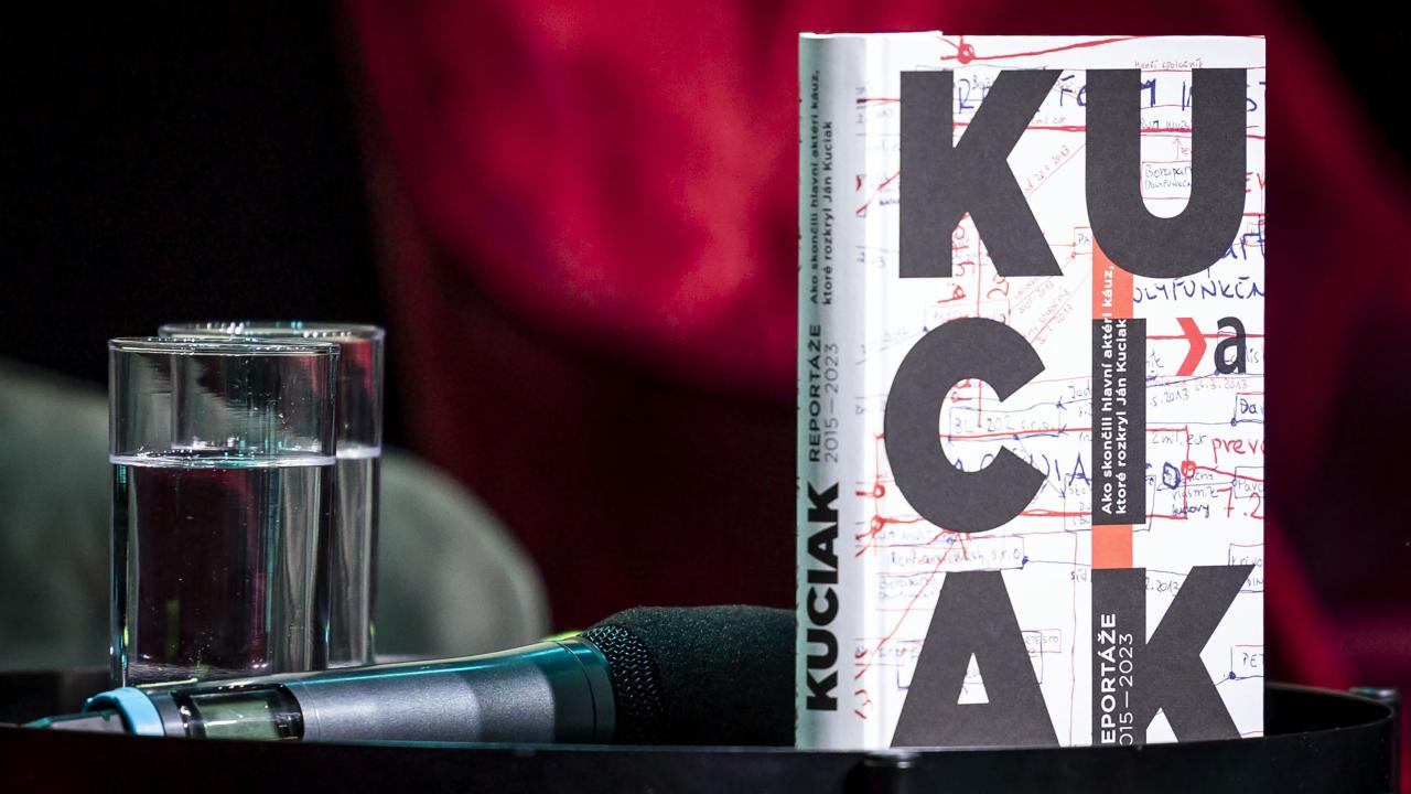 Den mördade slovakiske journalisten Ján Kuciak fick SLAPP-stämningar mot sig i samband med sina undersökningar. Boken på bilden innehåller artiklar av Ján Kuciak och grävande journalistkollegor till honom.