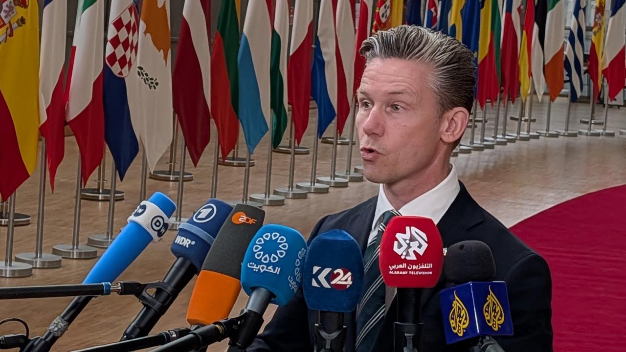 Försvarsminister Pål Jonson i ministerrådets presshörna.