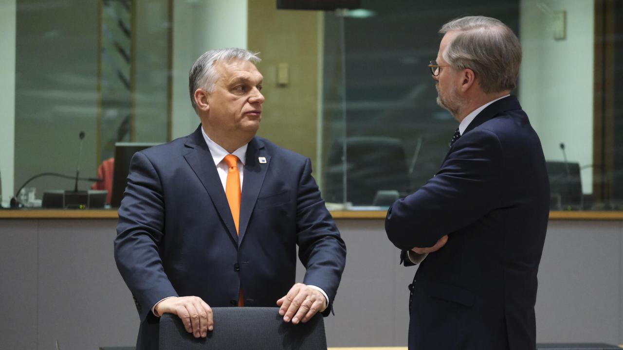 Ungerns premiärminister Viktor Orbán i samspråk med Tjeckiens premiärminister Petr Fiala under förra veckans EU-toppmöte. 
