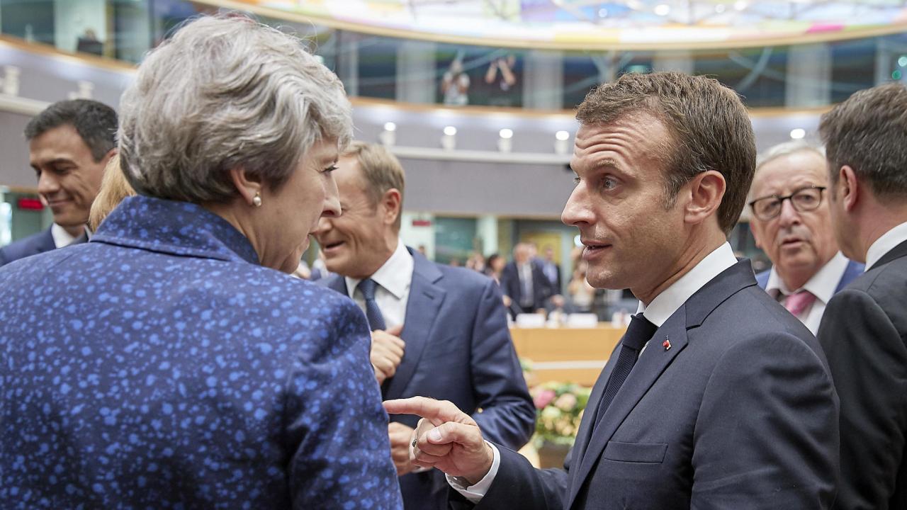 Storbritanniens premiärminister Theresa May i samtal med Frankrikes president Emmanuel Macron. Arkivbild.