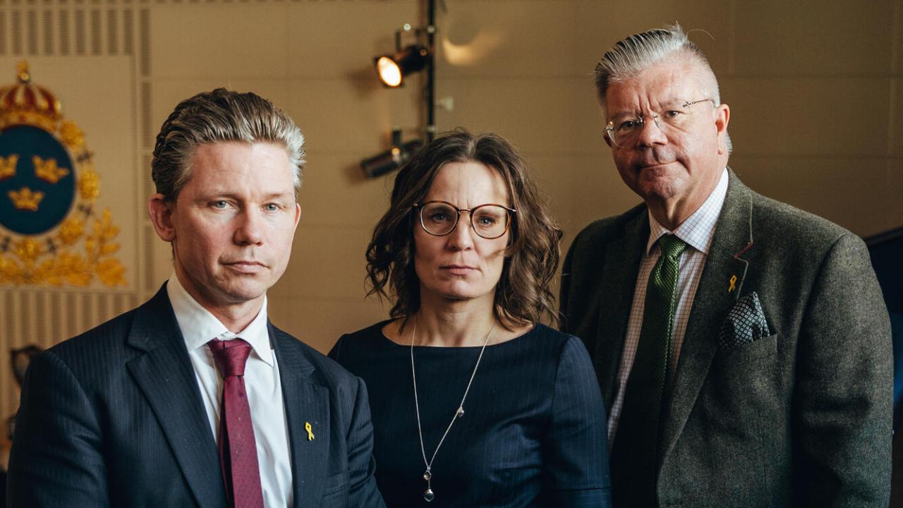 Pål Jonson, försvarspolitisk  talesperson (M), Jessika Roswall, Europapolitisk talesperson (M) och Hans Wallmark, utrikespolitisk talesperson (M) varnar Sverige för att enbart förlita sig på EU:s försvarsklausul.