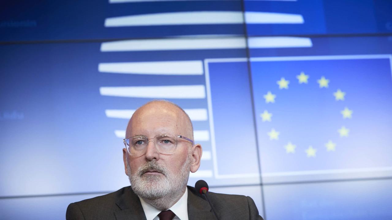 EU-kommissionär Frans Timmermans är allt mer oroad för utvecklingen i Polen.