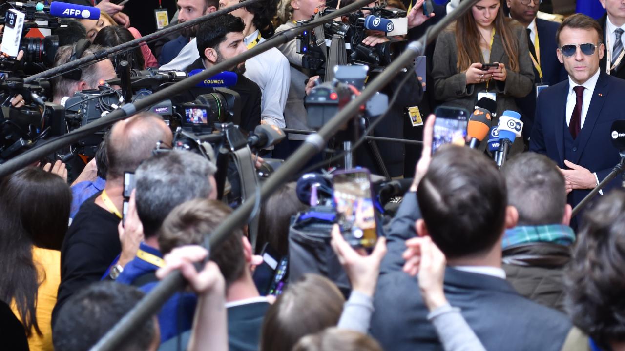 Frankrikes president Emmanuel Macron på väg in till torsdagen krismöte i Bryssel.