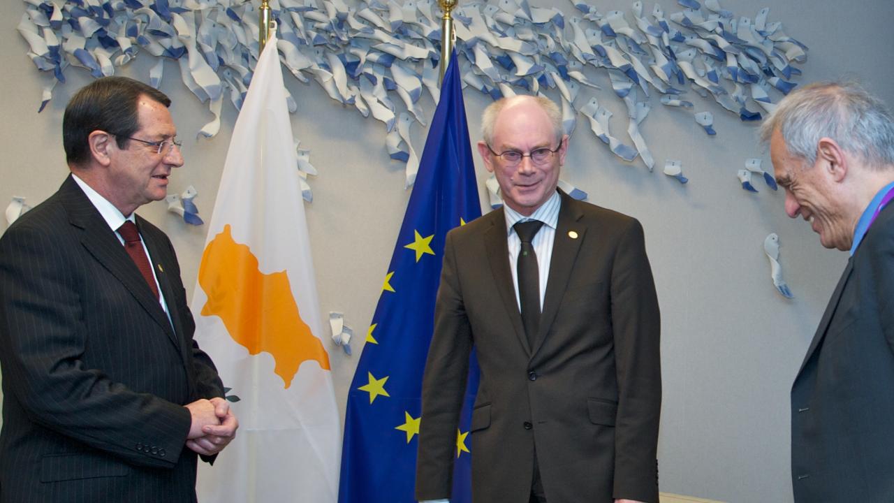 Cyperns president Nikos Anastasiades, Europeiska rådets ordförande Herman Van Rompuy och Cyperns finansminister Michalis Sarris. Arkivbild.