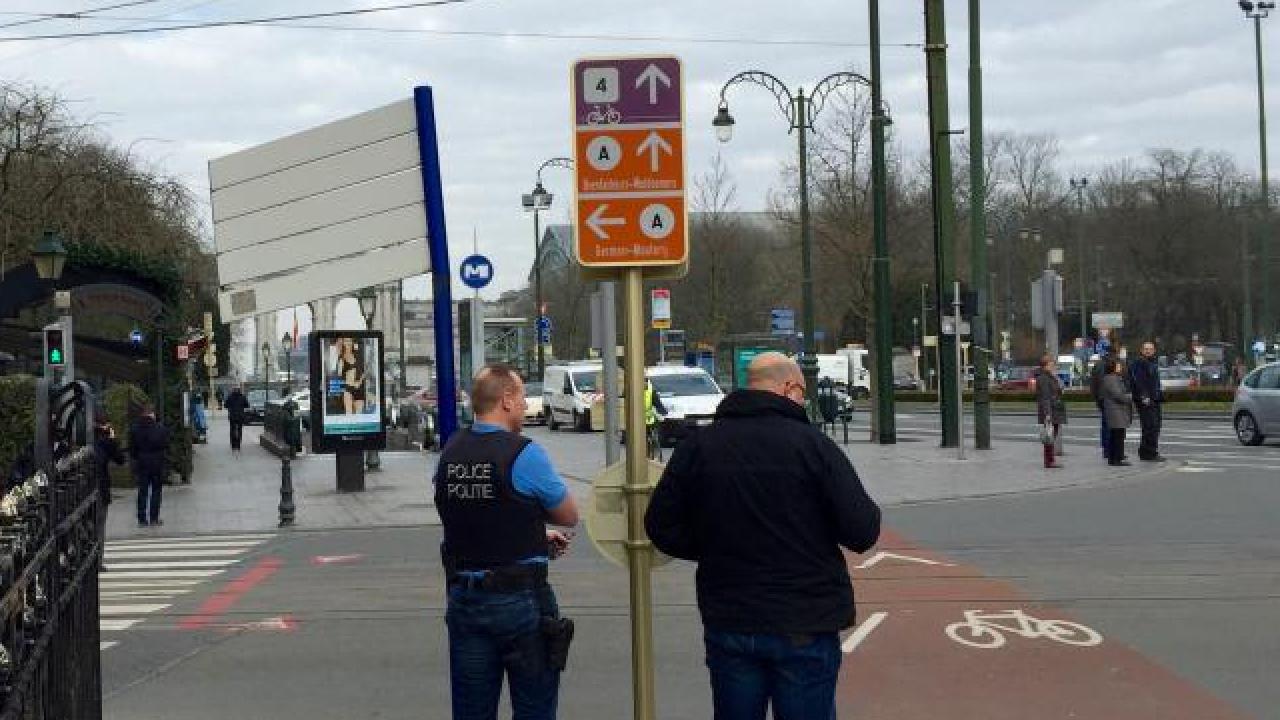 Polis bevakar uppgången vid  Europaportalens närmaste tunnelbanestation Mérode, två stopp från den attackerade stationen Maalbeek nära EU-kvarteren.