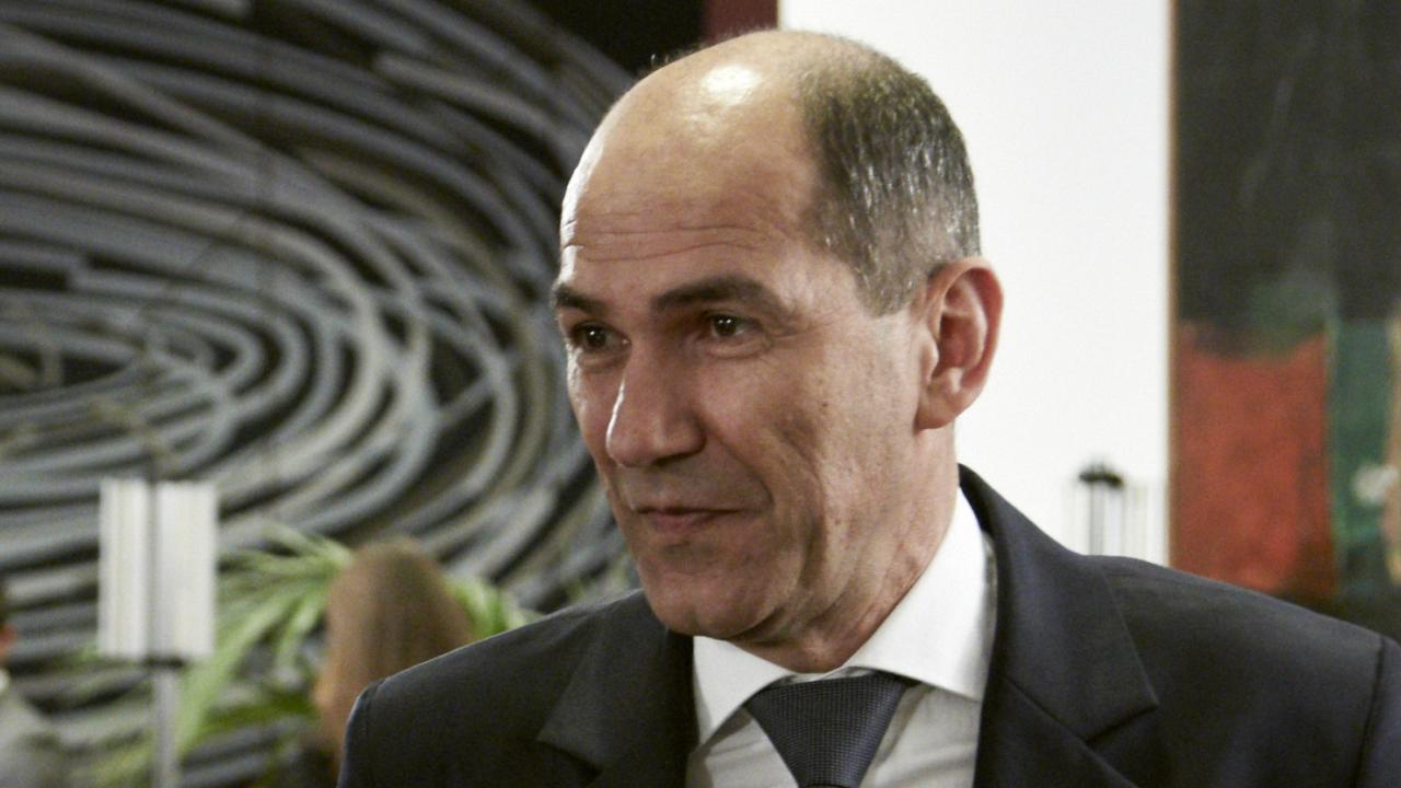 Sloveniens premiärmininister Janez Janša varnar för att landet kan behöva krislån.