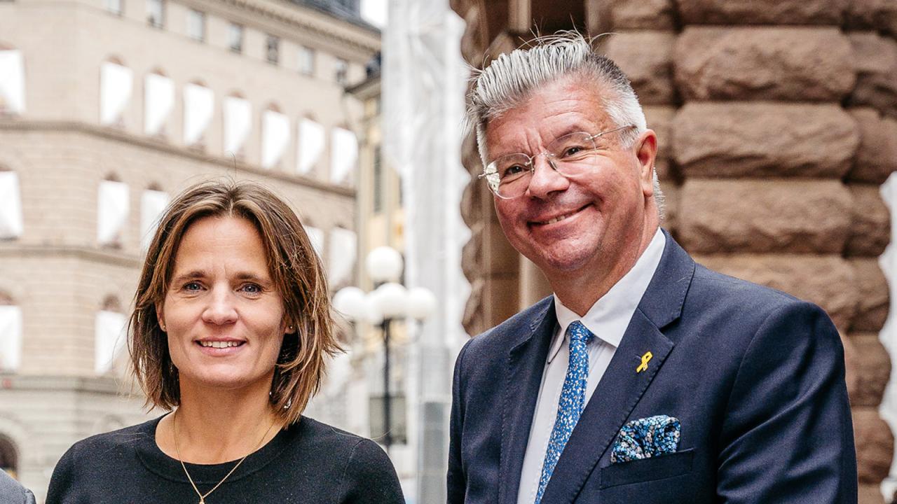 Jessika Roswall, Europapolitisk talesperson (M) och Hans Wallmark, Utrikespolitisk talesperson (M) kräver att myndigheter i betydligt större omfattning än idag fryser de ekonomiska tillgångarna för ryska oligarker i Sverige.