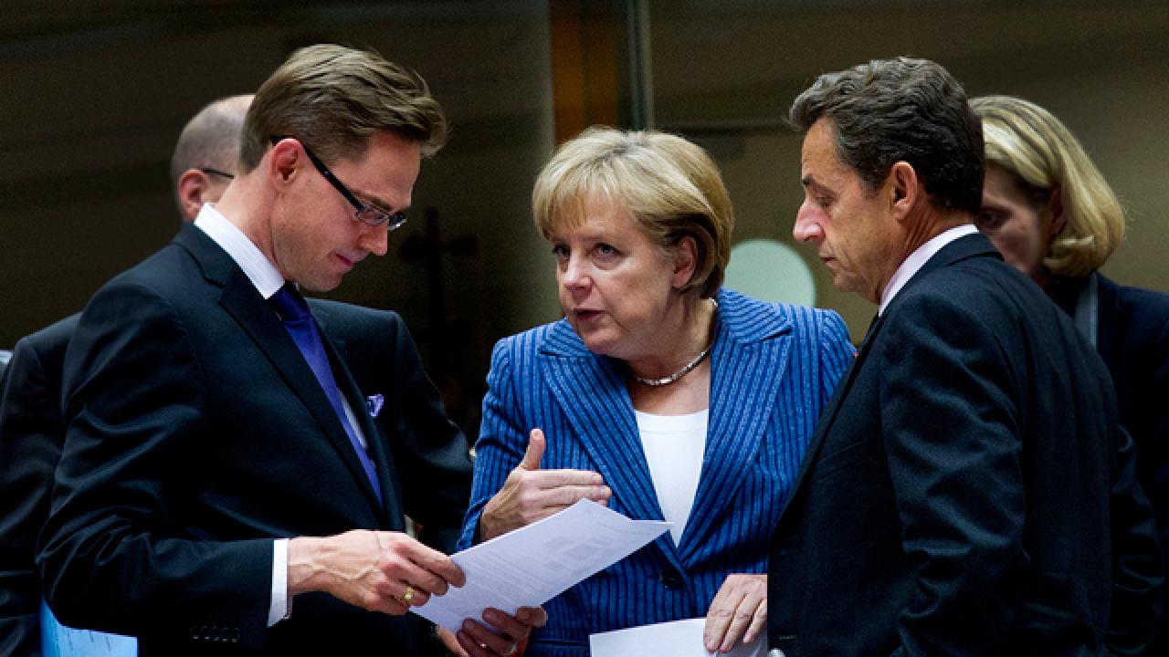 Arkivbild: Finlands statsminister Jyrki Katainen, Angela Merkel och Nicolas Sarkozy. Oeniga om garantier för greklandslån.