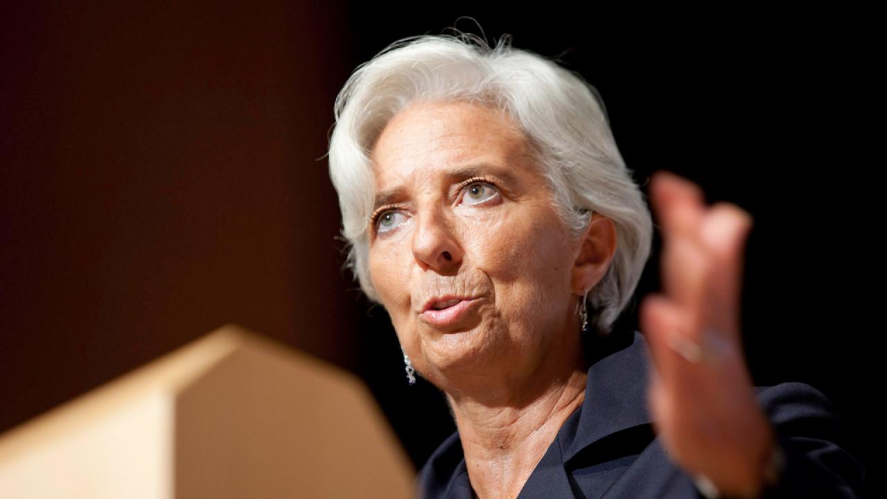 Christine Lagarde, IMF-chef, ha omvärderat hur stor valutafondens krisbuffert för euroländerna bör vara.