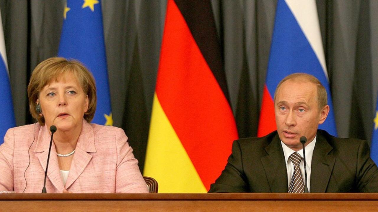 Angela Merkel och Vladimir Putin har talats vid nästan tre gånger per månad under det senaste året. Arkivbild.