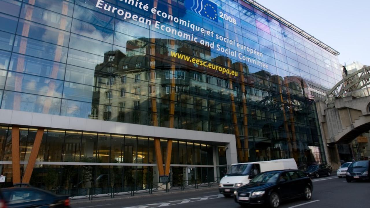 Europeiska ekonomiska och sociala kommitténs byggnad i Bryssel. Arkivbild.