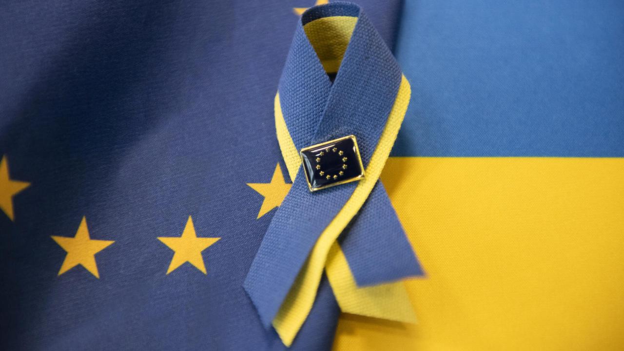 En klar majoritet av de tillfrågade EU-borna är för att Ukraina ska få gå med i unionen när "det är redo".