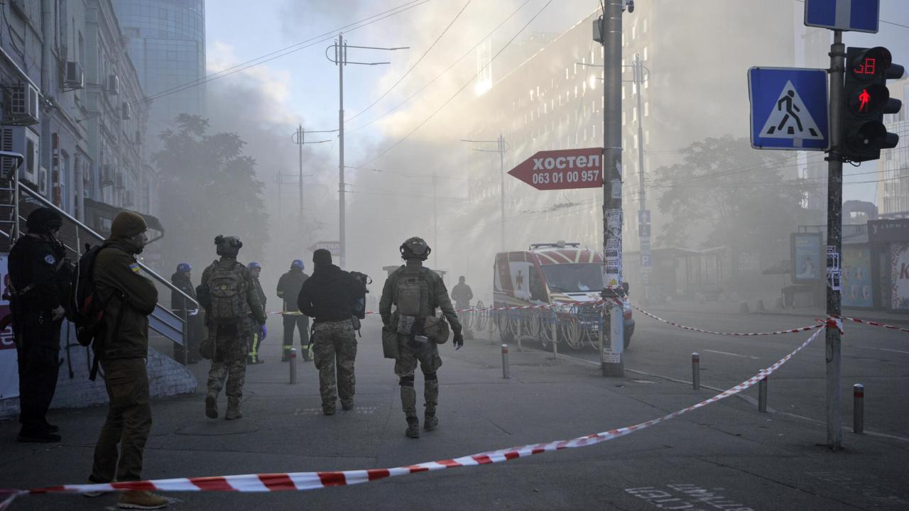 Gatubild från Ukrainas huvudstad Kiev efter bombnedslag från en rysk drönarattack.