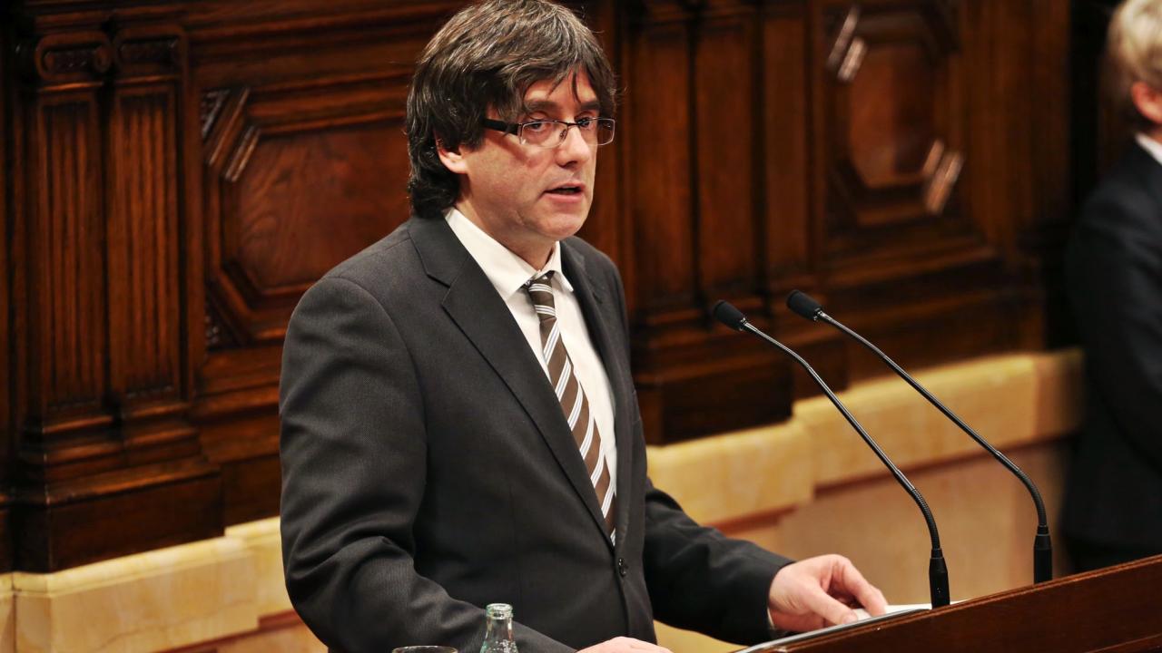 Kataloniens president Carles Puigdemont vägrar att avgå.