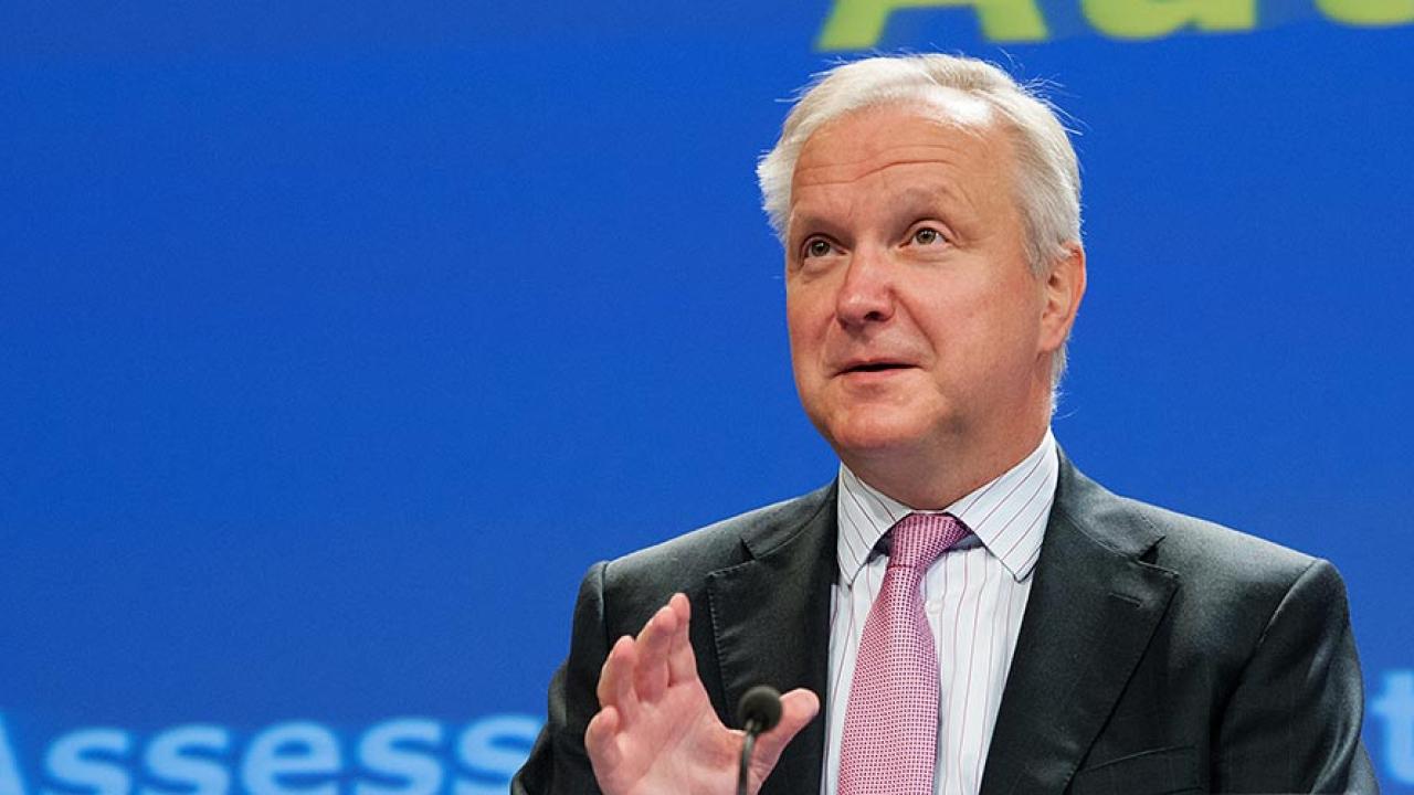 EU:s ekonomikommissionär Olli Rehn ger tummen upp till eurobudgetarna.