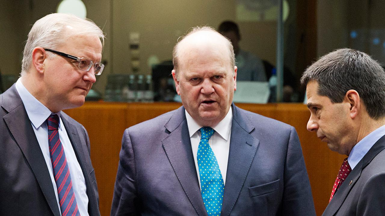 EU:s ekonomikommissionär Olli Rehn, den irländske finansministern Michael Noonan som leder mötet och hans portugisiske kollega Vitor Gaspar som har det hett om öronen för tillfället. Arkivbild.