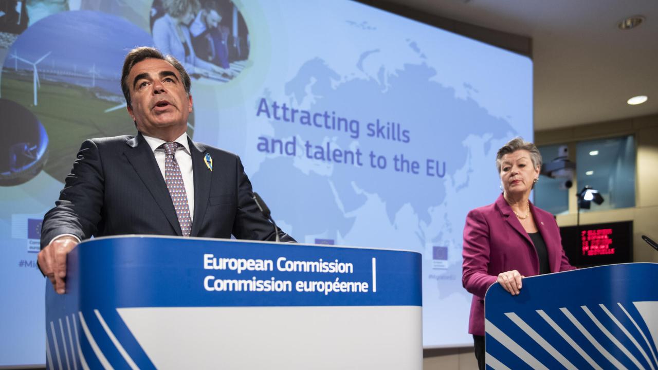 EU-kommissionärerna Margaritis Schinas och Ylva Johansson presenterade på onsdagen kommissionens förslag för att förbättra och öka arbetskraftsinvandringen till EU. 
