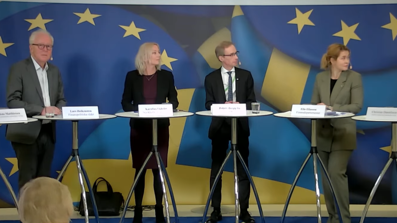 Deltagarna under torsdagens debatt: Lars Heikensten, Karolina Ekholm, Robert Bregqvist och Elin Eliasson. 