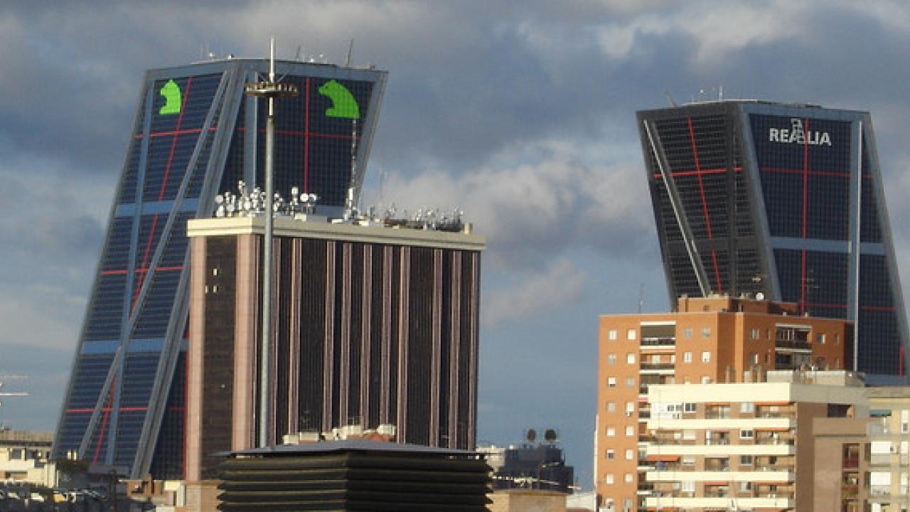 Mörka moln över spanska banker som dragit på sig dåliga lån på den tidigare blomstrande bostadsmarknaden.