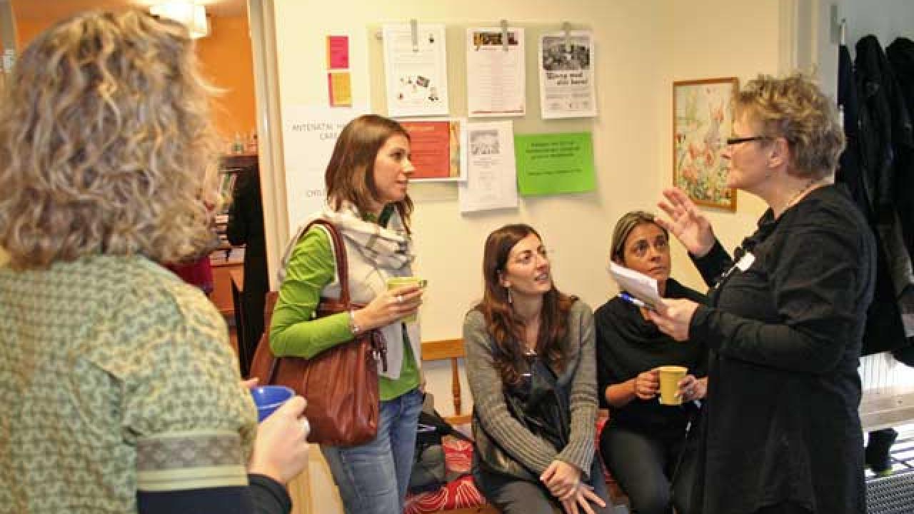 Delegater från Eurochild-konferensen gör studiebesök på familjecentralen i Baronbackarna i Örebro.
