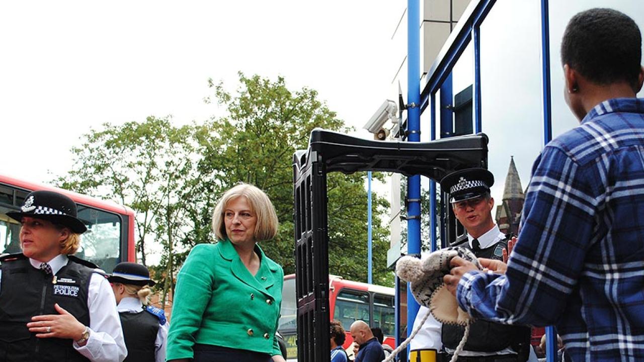 Den brittiska inrikesministern Theresa May ligger bakom förslaget som fått hård kritik. Arkivbild.