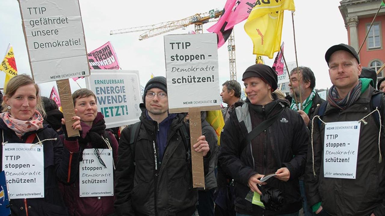 Tyskar som demonstrerar mot frihandelsavtalet mellan EU och USA, även kallat ttip. Arkivbild.