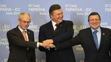 Trots glada miner blev det inget avtal mellan Ukraina och EU. Från vänster: Van Rompuy, Janukovitj och Barroso.