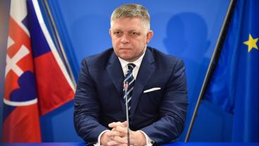 Den slovakiske vänsterpopulistiske premiärministern Robert Fico sköts på öppen gatan på onsdagen. Arkivbild.