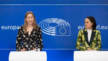 EU-parlamentarikerna Kira Marie Peter-Hansen och Samira Rafaela har varit ansvariga för den nya lagen som ska minska löneklyftan mellan män och kvinnor. 