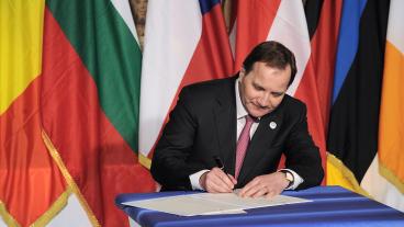 Statsminister Stefan Löfven (S) undertecknar Romförklaringen.