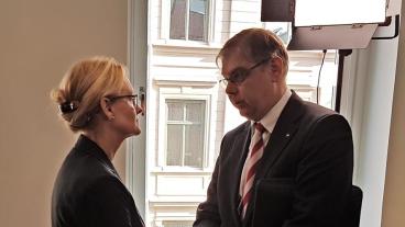 Socialdemokraternas toppkandidat Heléne Fritzon i ordväxling med det ungerska ambassadrådet Péter Győri efter en EU-debatt på den fackliga centralorganisationen TCO i Stockholm på onsdagen.