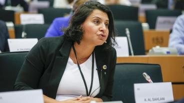 Europaparlamentariker Abir Al-Sahlani (C) vill att EU hjälper de fattigaste länderna i världen att få coronavaccin.