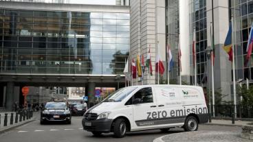 Elbil utanför EU-parlamentet i Bryssel. Arkivbild.