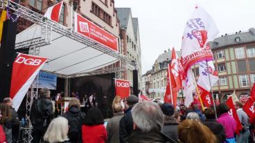 Medlemmar i den tyska fackliga paraplyorganisationen DGB demonstrerar. Arkivbild.