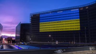 Ukrainska flaggan projicerad på EU-kommissionens högkvarter i Bryssel. Arkivbild.