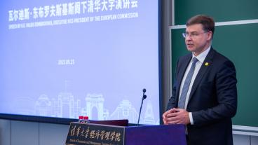 EU:s handelskommissionär Valdis Dombrovskis talar inför studenter vid Tsinghua-universitetet i Beijing