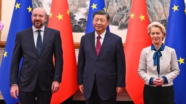 Europeiska rådets ordförande Charles Michel, Kinas ledare Xi Jinping och EU-kommissionens ordförande Ursula von der Leyen.