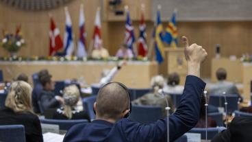 Sverigedemokraterna har sedan 2022 bytt sida i EU-politiken och är det minst kritiska riksdagspartiet utanför regeringen. (Personen på bilden har inget med artikeln att göra.)