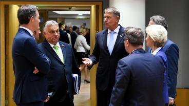 Ungerns primärminister Viktor Orbán i samtal med bland annat Rumäniens president Iohannis Klaus och EU-kommissionens ordförande Ursula von der Leyen under ett tidigare EU-toppmöte.