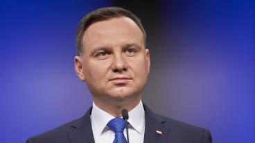 Polens president Andrzej Duda skrev under kontroversiella lagar på onsdagen trots EU-kommissionens kritik att de ger politiker makt över rättsväsendet. 