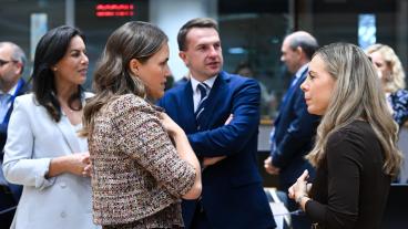 Sveriges EU-minister Jessica Rosencrantz (M) (till höger) i samspråk med sin danska ministerkollega Marie Bjerre Holst vid ett möte i Allmänna rådet i Bryssel 2024. Sveriges EU-minister Jessica Rosencrantz (M) (till höger) i samspråk med sin danska ministerkollega Marie Bjerre Holst vid ett möte i Allmänna rådet i Bryssel 2024.