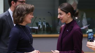 Sveriges klimat- och miljöminister Romina Pourmokhtari (L) (till vänster) ställer krav på EU:s miljökommissionär Jessika Roswall (M) under tisdagens möte.