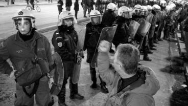 Från den grekiska huvudstaden rapporteras på måndagen att närmare hundra personer blivit skadade i kravallerna. Arkivbild.