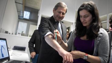 EU-kommissionär Johannes Hahn vaccinerar sig på ett besök i Portugal. Arkivbild.  